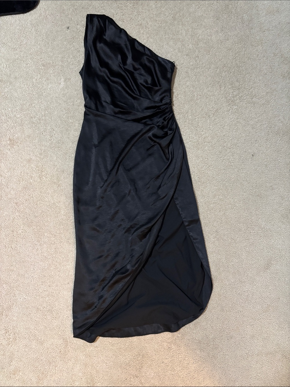 Elliatt One-Shoulder Black Satin Midi Dress